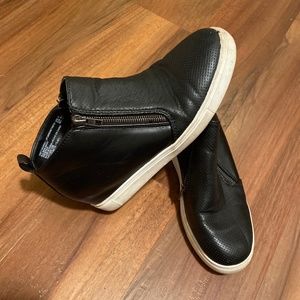 Women’s size 9 black dressy shoes!!